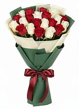 Букет Микс из красных и белых роз в Северодвинске