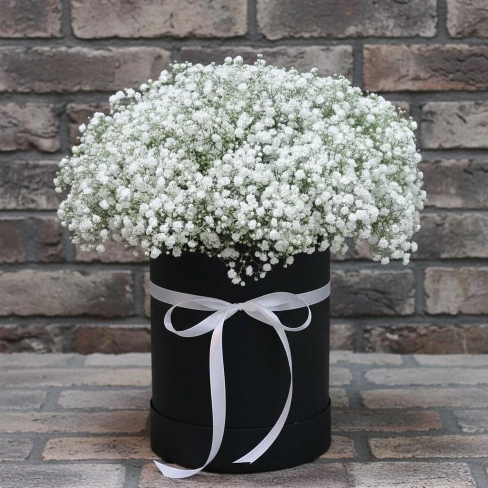 Цветочная композиция из Гипсофила в шляпной коробке в Северодвинске