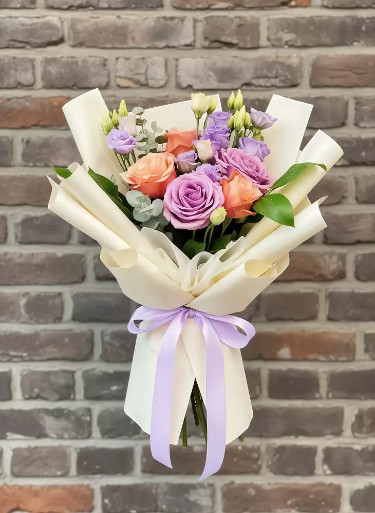 Букет цветов из: Лизиантусы и Розы в Северодвинске