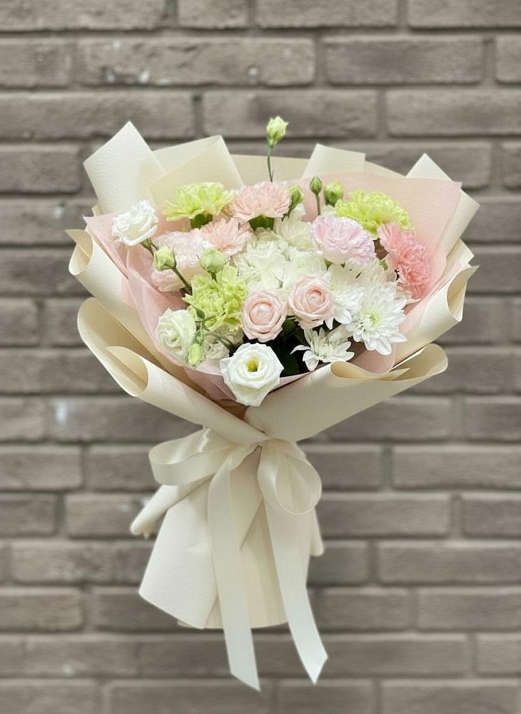 Букет цветов из: Гвоздики, Розы, Лизиантусы и Хризантемы в Северодвинске