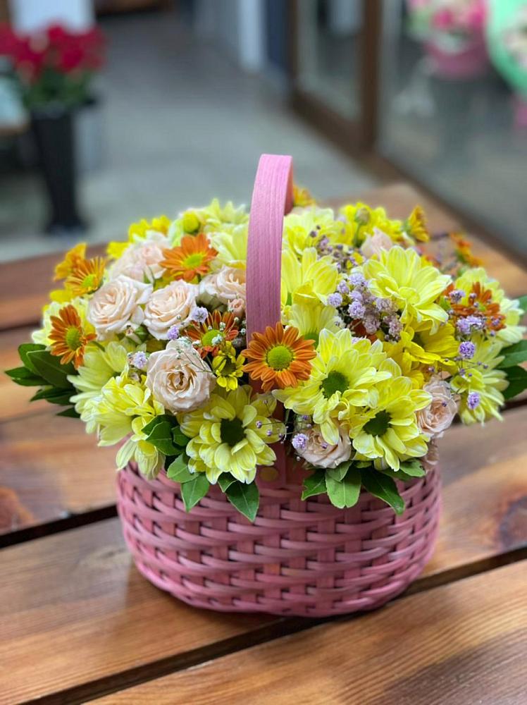 Цветочная композиция из Хризантемы и Розы в корзине в Северодвинске