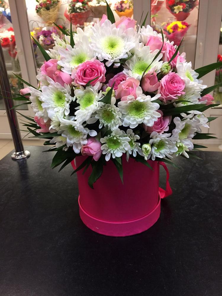 Цветочная композиция из Розы и Хризантемы в шляпной коробке в Северодвинске