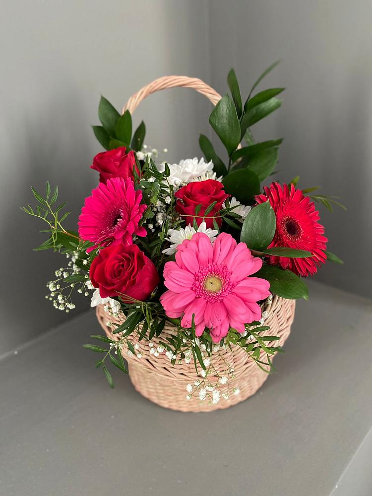 Цветочная композиция из Розы, Хризантемы и Герберы в корзине в Северодвинске