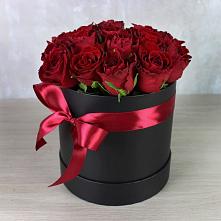Цветочная композиция из Розы в шляпной коробке в Северодвинске