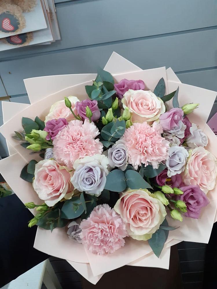 Букет цветов из: Розы, Гвоздики и Лизиантусы в Северодвинске