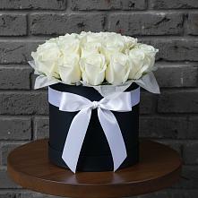 Цветочная композиция из Розы в шляпной коробке в Северодвинске